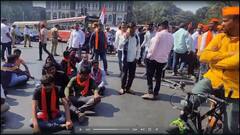 Maratha reservation protest : मराठ्यांचा सीएसएमटीसमोर चक्काजाम, आंदोलक रस्त्यावर बसले.
