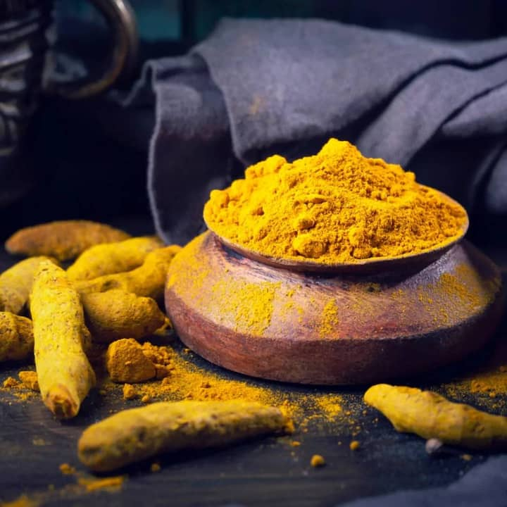 Turmeric-ਹਲਦੀ ਇਕ ਤਰ੍ਹਾਂ ਦਾ ਮਸਾਲਾ ਹੈ ਜਿਸ ਦੀ ਵਰਤੋਂ ਖਾਣੇ 'ਚ ਸੁਆਦ ਵਧਾਉਣ ਲਈ ਕੀਤੀ ਜਾਂਦੀ ਹੈ। ਇਸ ਦੀ ਵਰਤੋਂ ਕਈ ਬੀਮਾਰੀਆਂ 'ਚ ਵੀ ਕੀਤੀ ਜਾਂਦੀ ਹੈ।