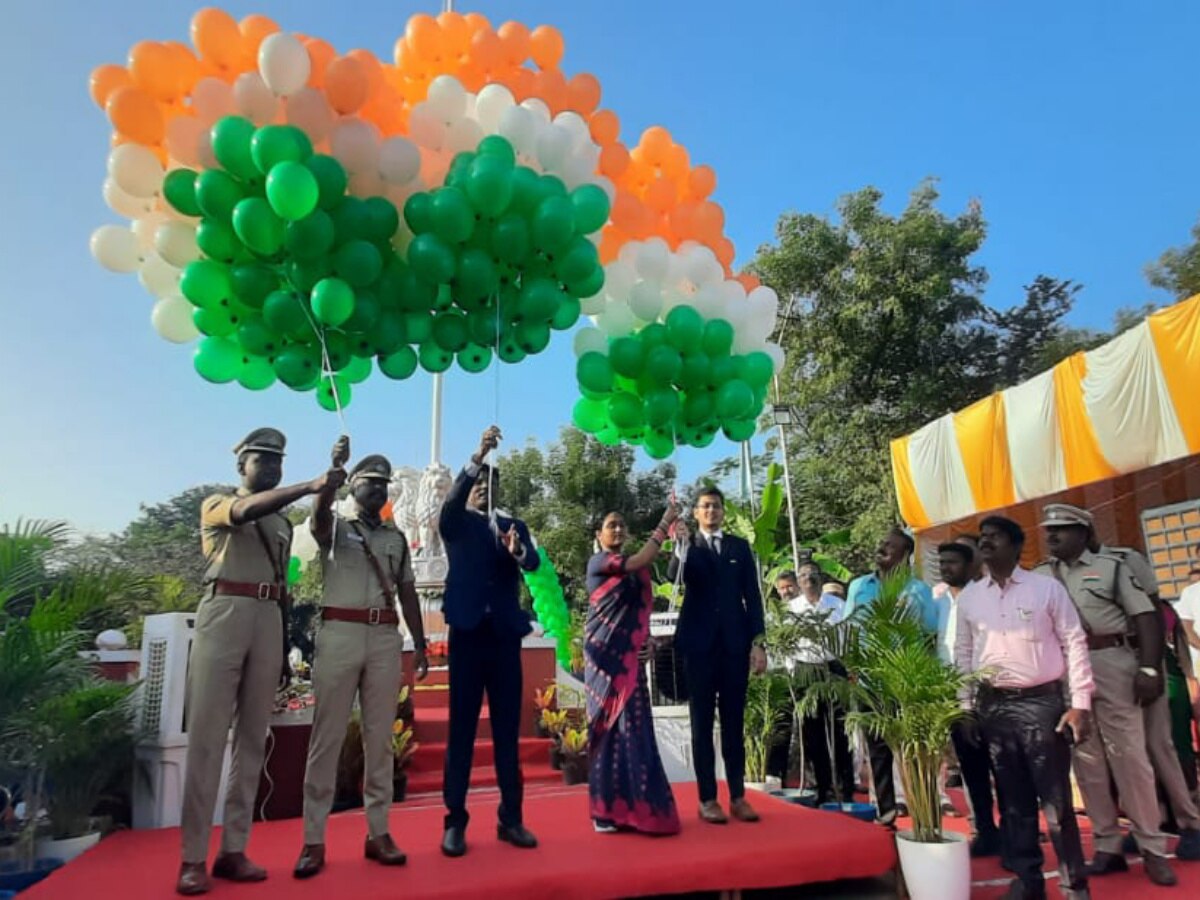 75th  Republic Day: திருவண்ணாமலையில் குடியரசு தினவிழா கொண்டாட்டம்; மூவர்ண பலூன்களை பறக்கவிட்ட ஆட்சியர்