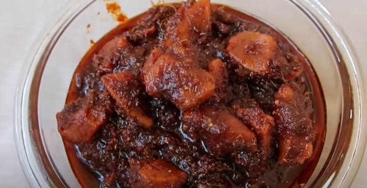 பின்பு கடாயில் சேர்த்து தண்ணீர் வற்றி வரும் வரை கலந்துவிடவும். பிறகு நல்லெண்ணெய் சேர்த்து பொன்னிறமாக பொரிக்கவும். அதில் மிளகாய் தூள், உப்பு சேர்த்து கலந்துவிடவும்.