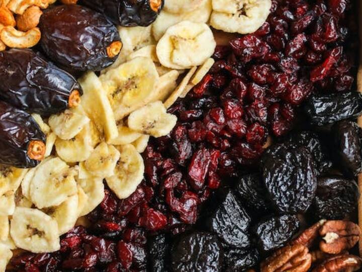 தேவையான பொருட்கள்:- 1 சிவப்பு வாழைப்பழம், 15 கிராம் வேர்க்கடலை, 10 கிராம் முந்திரி, 10 கிராம் பாதாம், 10 கிராம் பிஸ்தா, 4 தேதிகள், 1 தேக்கரண்டி கருப்பு திராட்சை, 1 டீஸ்பூன் திராட்சை, 1 டீஸ்பூன் ஓட்ஸ், 2 டீஸ்பூன் தேன், 2 உலர்ந்த அத்திப்பழம், 250 மில்லி பால்