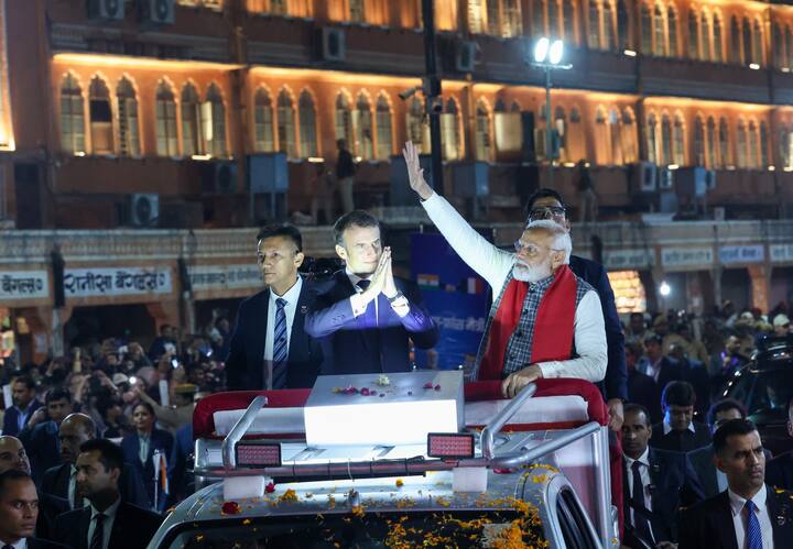 பழங்கால இந்தியர்களின் வானிலை ஆய்வகத்தை மேக்ரான் பார்வையிட்டார். ஐந்தர் மந்தரில் இருந்து சங்கநேரி கேட் வரை மேக்ரானும், பிரதமர் மோடியும் காரில் ஊர்வலமாக சென்றனர்.