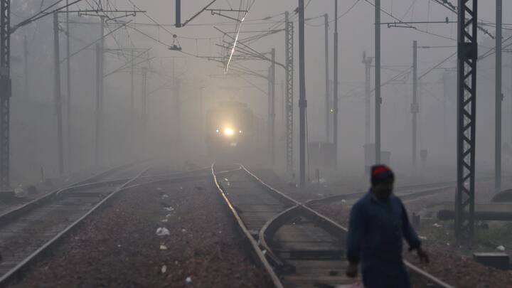 Fog Pass Device: अक्सर देखा गया है कि जब भी सर्दियों का मौसम आता है तो ट्रेन डिले की खबरें बढ़ जाती हैं, इसका सबसे बड़ा कारण मौसम ही होता है.