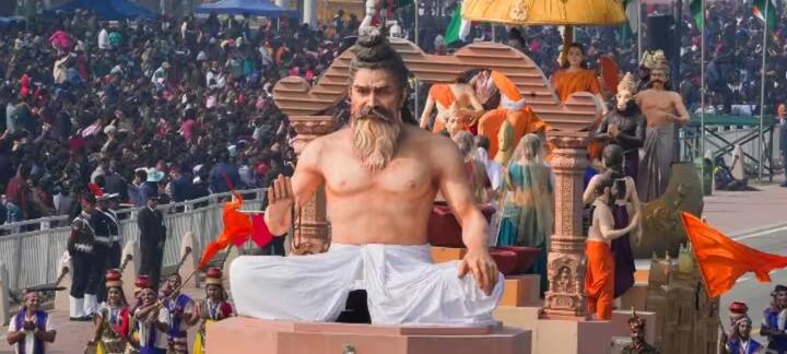 26 जनवरी को कर्तव्य पथ से लेकर इंडिया गेट तक सुंदर झांकियां भी निकाली जाती हैं. झांकियां निकालने के लिए राज्यों को सबसे पहले रक्षा मंत्रालय से अप्रूवल लेना होता है. उसके बाद कई चरणों की प्रक्रिया के बाद अप्रूवल मिलता है.हर साल गणतंत्र दिवस (Republic Day) पर नई दिल्ली के कर्तव्य पथ पर परेड होती है.