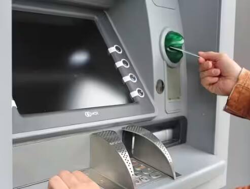 ਕਈ ਵਾਰ ਏਟੀਐਮ ‘ਚੋ ਕੈਂਸ ਨਹੀਂ ਨਿਕਲਦਾ ਅਤੇ ਖਾਤੇ ਵਿਚੋਂ ਪੈਸੇ ਕੱਟ ਜਾਂਦੇ ਹਨ, ਤਾਂ ਉਦੋਂ ਤੁਹਾਨੂੰ ਚਿੰਤਾ ਹੋ ਜਾਂਦੀ ਹੈ। ਅੱਜ ਅਸੀਂ ਤੁਹਾਨੂੰ ਦੱਸਾਂਗੇ ਕਿ ਤੁਹਾਡਾ ਪੈਸਾ ਵਾਪਸ ਕਿਵੇਂ ਆ ਸਕਦਾ ਹੈ।