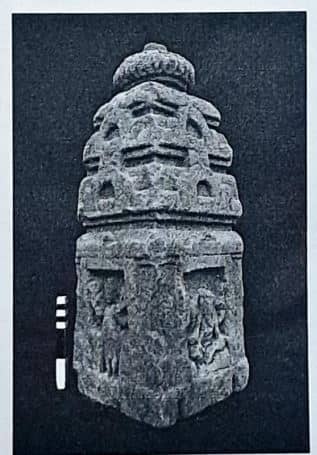 स्तंभ का एक हिस्सा मिला है. इसमें एक तरफ सूर्य की आकृति है और हिंदुओं के भगवान गणेश की आकृति है. सूर्य के हाथ में खिले हुए कमल हैं.