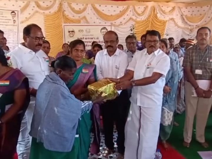 Gram Sabha Meeting: கிராம சபை கூட்டத்தில் தூய்மை பணியாளர்களின் சேவையை பாராட்டி கெளரவித்த கரூர் ஆட்சியர்