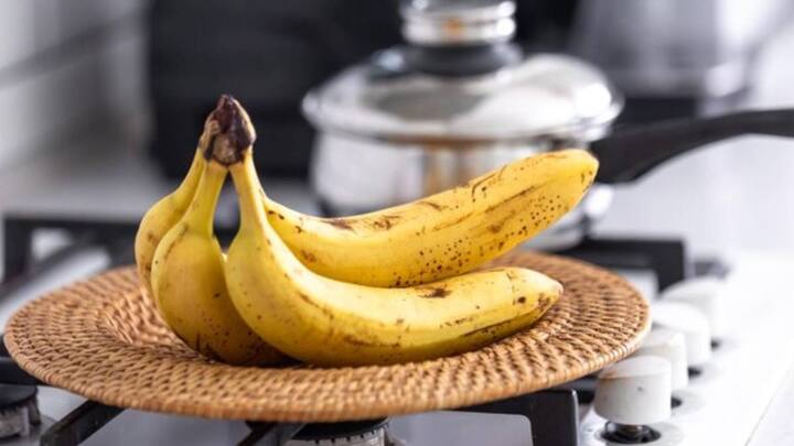 केला में कैल्शियम के साथ-साथ पोटैशियम, मैंग्नीज, आयरन. मैग्नीशियम, नियासिन, फोलेट, राइबोफ्लेविन और विटामिन बी 6 जैसे कई जरूरी पोषक तत्व होते हैं. जो शरीर और हड्डियों के लिए काफी ज्यादा फायदेमंद होता है. सर्दियों में ज्वाइंट्स में होने वाले दर्द को भी ठीक करता है.