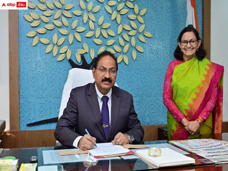 mahendar reddy takes charge as tspsc chairman TSPSC Chairman: TSPSC ఛైర్మన్ గా మహేందర్ రెడ్డి బాధ్యతలు