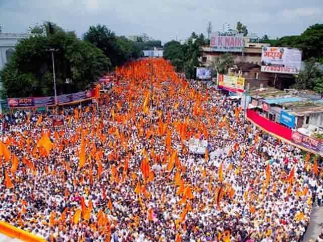 वाशीमध्ये छत्रपती शिवाजी महाराज चौकात मराठ्यांचा जनसागर लोटला आहे.