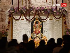 Ram Mandir: रामलला की मूर्ति के श्रृंगार में दिखी तिरंगे की झलक, फूलों की माला ने खींचा भक्तों का ध्यान