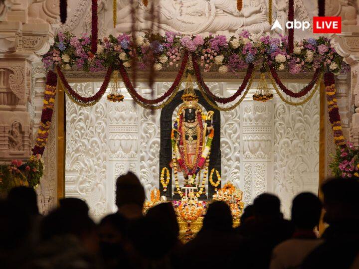 रामलला की मूर्ति का श्रृंगार आज तिरंगे के रंग से किया गया. उन्हें श्वेत वस्त्र पहनाएं गए. खासकर फूलों की माला ने भक्तों का ध्यान खींचा. गणतंत्र दिवस के विशेष मौके पर रामलला को केसरिया, सफेद और हरे रंग के फूलों से तैयार की गई माला पहनाई गई.