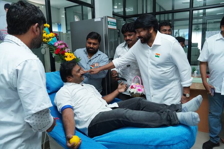 చిరంజీవి వస్తున్నారని తెలిసి అక్కడికి అభిమానులు చాలా మంది వచ్చారు. వాళ్ళతో 'మీ వల్లే నాకు ఈ అవార్డు వచ్చింది' అని చిరంజీవి చెప్పారు. బ్లడ్ డొనేట్ చేస్తున్న అభిమానులను పలకరించారు. 