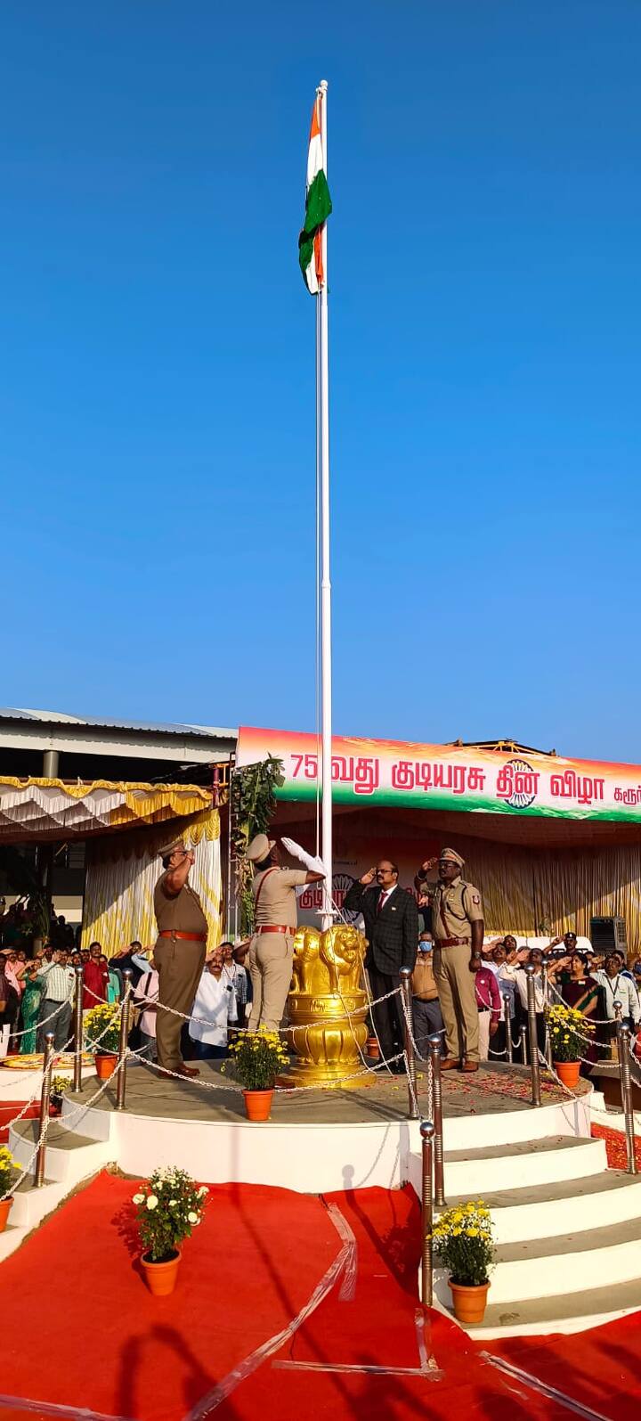 கரூர் மாவட்ட விளையாட்டு மைதானத்தில் நடைபெற்ற 75 குடியரசு தின விழா நிகழ்ச்சியில் மாவட்ட ஆட்சித் தலைவர் தங்கவேல் தேசிய கொடியை ஏற்றி வைத்து சமாதான புறா மற்றும் வண்ண பலூன்களை பறக்க விட்ட பிறகு காவலர்களுக்கு பதக்கங்கள் சான்றிதழை வழங்கினார்.