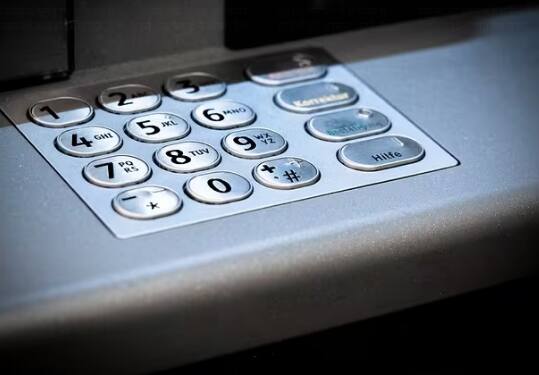 ਜੇਕਰ ATM ਤੋਂ ਨਕਦੀ ਕਢਵਾਉਣ ਵੇਲੇ ਤੁਹਾਡੇ ਨਾਲ ਅਜਿਹਾ ਹੁੰਦਾ ਹੈ, ਤਾਂ ਉੱਥੇ ਕੁਝ ਦੇਰ ਇੰਤਜ਼ਾਰ ਕਰੋ ਅਤੇ ਉੱਥੇ ਮੌਜੂਦ ਹੈਲਪਲਾਈਨ ਨੰਬਰ 'ਤੇ ਕਾਲ ਕਰੋ ਅਤੇ ਇਸ ਬਾਰੇ ਜਾਣਕਾਰੀ ਦਿਓ।