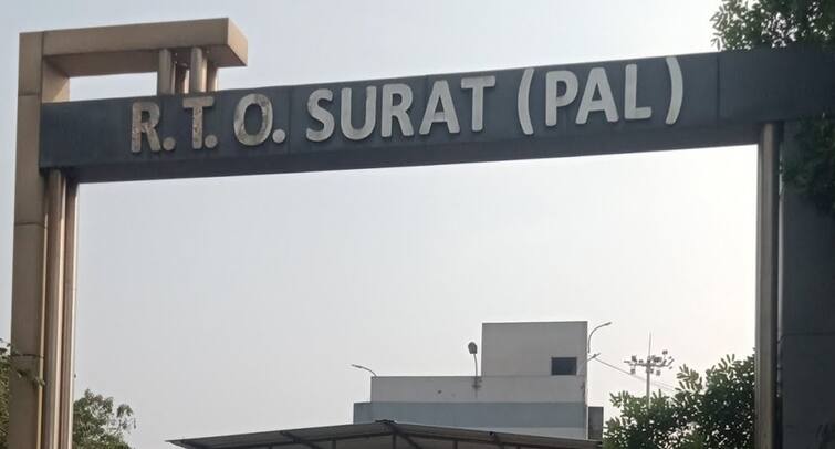 RTO has blacklisted more than 50 thousand vehicles in Surat, know why this decision was taken સુરતમાં 50 હજારથી વધુ વાહનો RTO એ કર્યા બ્લેક લિસ્ટ, જાણો ક્યા કારણે લેવાયો આ નિર્ણય