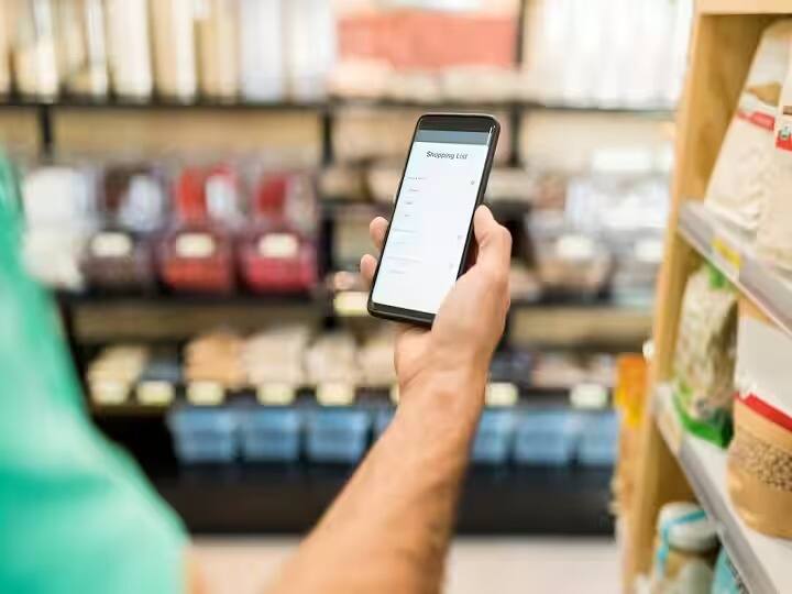 ব্যাঙ্কের সাহায্য নিন: আপনি যদি প্রাপকের সঙ্গে যোগাযোগ করতে না পারেন তবে আপনার ব্যাঙ্কের সাথে যোগাযোগ করুন৷ আপনার ব্যাঙ্ককে লেনদেনের বিবরণ দিন এবং তারা আপনার টাকা পুনরুদ্ধার করার জন্য চার্জব্যাক প্রক্রিয়া শুরু করবে।