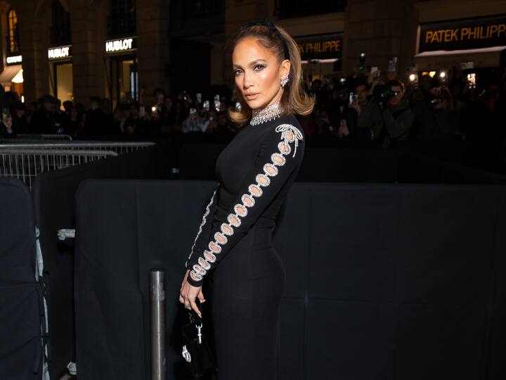 To accentuate the shimmer, she paired her outfit with a diamond necklace and studs. (Image source: getty)