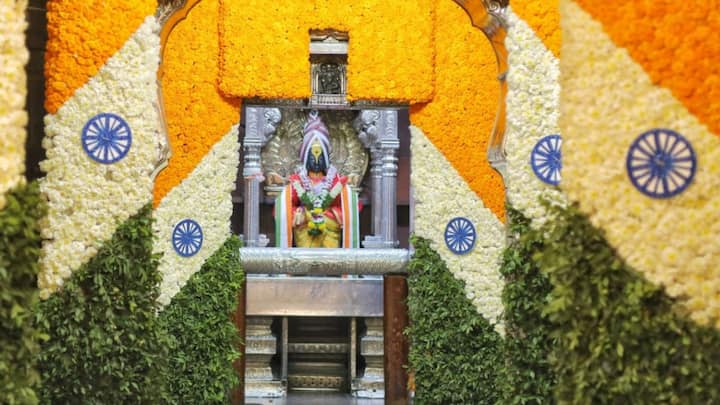 स्वतंत्र भारताचा 75 वा प्रजासत्ताक दिन आहे.  मंदिर परिसरात  आकर्षक अशा तिरंगा रंगाच्या फुलांची सजावट केली आहे. (सर्व फोटो सौजन्य-  श्री विठ्ठल रुक्मिणी मंदिर पंढरपूर)