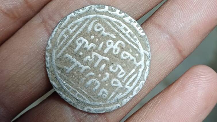 Sambhal Silver coins Mughal period found during excavation ann Sambhal News: संभल में खुदाई के दौरान निकले चांदी के सिक्के, लूटने मची होड़, सिक्कों के मुगलकाल के होने का दावा