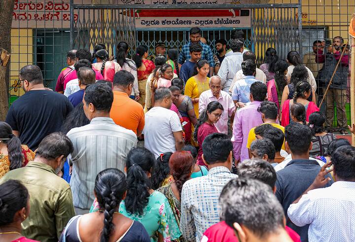 वोटिंग को लेकर कई तरह के नियम हैं, जिनका पालन करना जरूरी होता है. पोलिंग बूथ पर ऐसे नियम आपको पढ़ने को मिल जाएंगे.