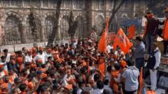 Maratha reservation protest : मराठ्यांचा सीएसएमटीसमोर चक्काजाम, आंदोलक रस्त्यावर बसले.