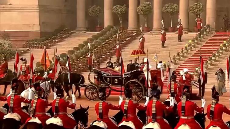 President Draupadi Murmu on Kartavya Path Reached with his historic horse drawn buggy know its history Republic Day 2024: पाकिस्तान से जीती ऐतिहासिक बग्घी से कर्तव्य पथ पहुंचीं राष्ट्रपति मुर्मू, इंदिरा की हत्या के बाद बंद हो गया था इस्तेमाल