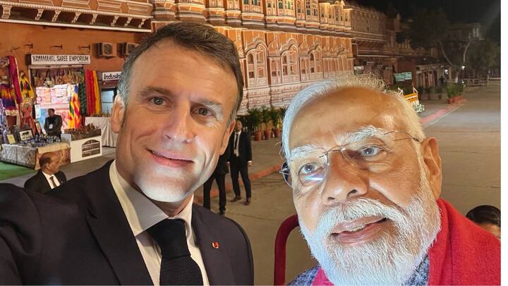 हम आपको ये बताने वाले हैं कि फ्रांस के राष्ट्रपति इमैनुएल मैक्रों कौन-सा फोन यूज करते हैं. इमैनुएल मैक्रों के हाथ में दिखा फोन एप्पल के लेटेस्ट iPhone सीरीज का पार्ट है. दरअसल, उनके पास iPhone 15 Pro Max का ब्लू टाइटेनियम मॉडल है. इसकी कीमत भारत में 1,59,900 रुपये है.