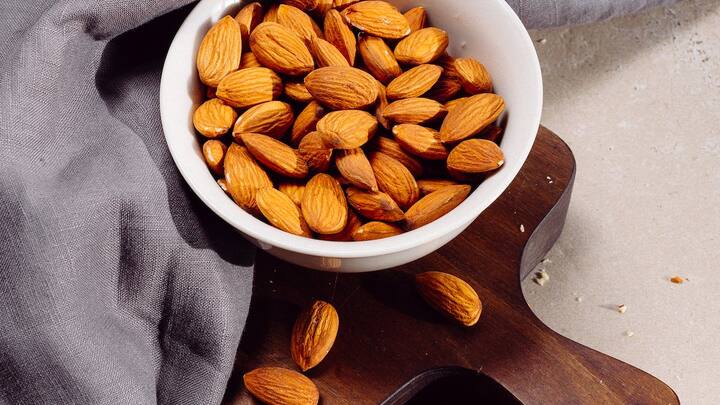 बादाम देश में सबसे ज्यादा इस्तेमाल होने वाली मेवाओं में से एक है. इसे कई प्रकार के व्यंजनों, ड्रिंक्स आदि में डाला जाता है. साथ ही इसे मेवा के तौर पर भी काफी लोग पसंद करते हैं. लेकिन क्या आप जानते हैं इसे आप आसानी से अपने घर में ही कैसे उगा सकते हैं?