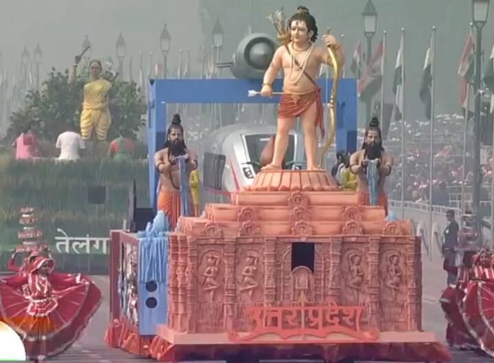 राजधानी दिल्लीतील राजपथावर प्रजासत्ताक दिनाच्या निमित्ताने भारतातील विविध संस्कृतीचं दर्शन घडतंय.  (Photo credit : ANI)