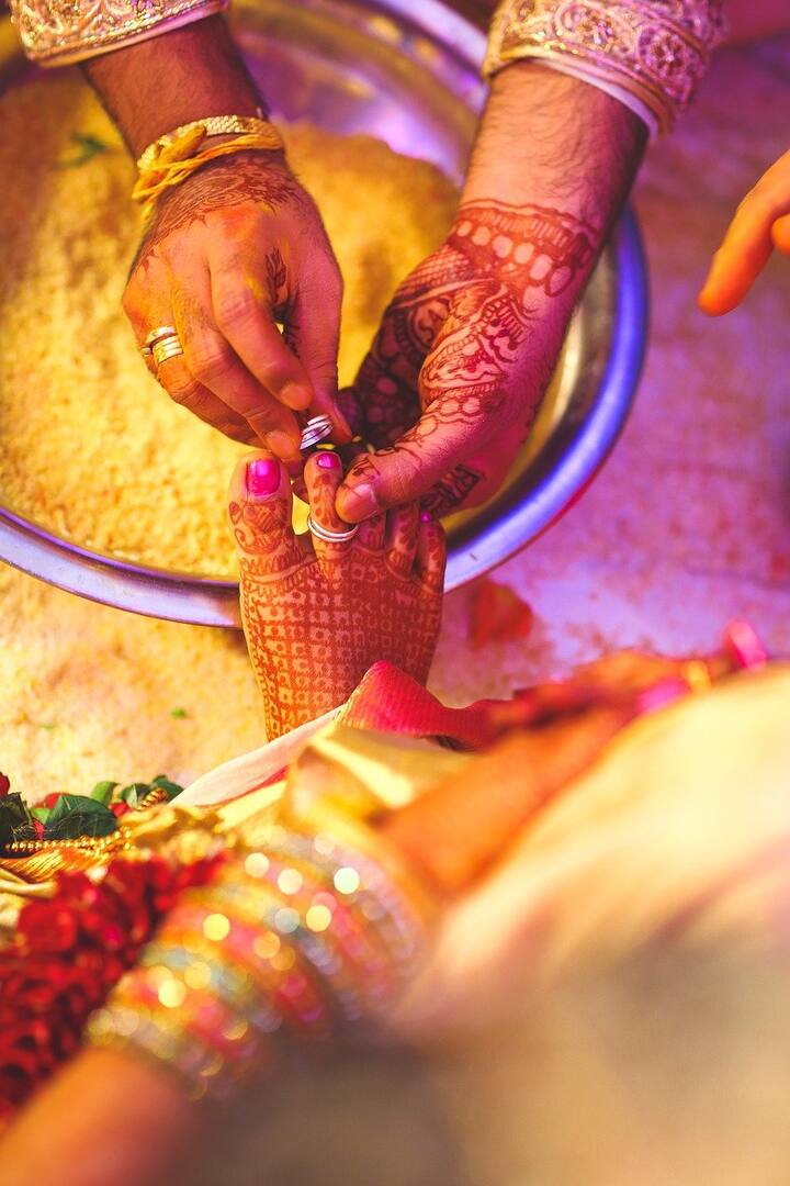 यदि ऐसा नहीं हैै और फिर भी एक जोड़ा सपिंड शादी के बंधन में बंध जाता है तो उसे हिंदू मैरिज एक्ट की धारा 18 के तहत 1 महीने तक की जेल या 1000 रुपये का जुर्माना या दोनों सजा हो सकती है.
