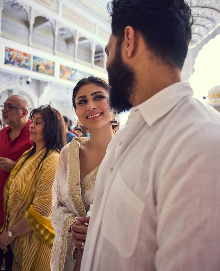 मौनी रॉय ने इंस्टाग्राम हैंडल पर सूरज नांबियार के बीच कुछ स्पेशल मोमेंट को शेयर करते हुए कई तस्वीरें शेयर कीं. फ़्रेम में उनकी शादी की तस्वीरें और उनके द्वारा एक साथ मनाए गए त्योहारों की तस्वीरें शामिल हैं.
