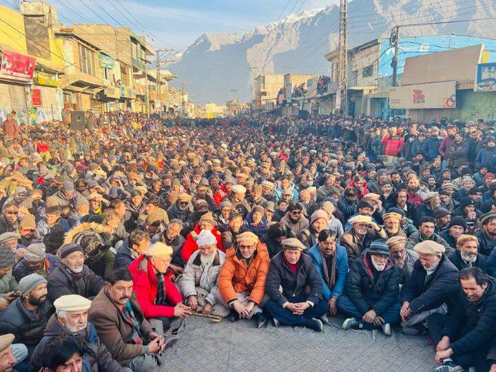 Huge protest over increase in price of subsidized wheat in Gilgit-Baltistan Protest in Gilgit: चुनाव से पहले पाकिस्तान पर डबल मार, गेहूं की बढ़ती कीमत और बिजली कटौती से मचा हाहाकार, सड़कों पर उतरे लोग