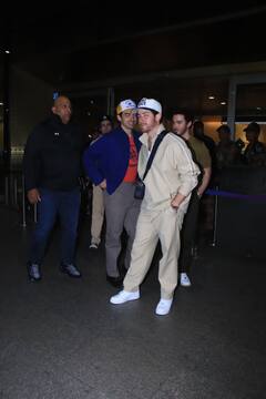 प्रियंका चोपड़ा को छोड़ अपने भाईयों संग स्टाइलिश लुक में मुंबई पहुंचे Nick Jonas, लोलापालूजा कॉन्सर्ट में करेंगे परफॉर्म