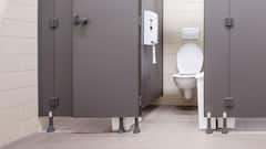 सिनेमा थिएटर और शाॅपिंग माॅल में टॉयलेट के दरवाजे नीचे से रहते हैं खुले.. इसके पीछे है यह वजह