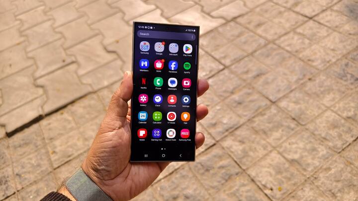 Galaxy AI runs the show — The Samsung Galaxy S24 Ultra runs Android 14 out of the box, with Samsung’s OneUI interface on top of it. Samsung has also assured users of 7 years of software and security updates, bringing the device in line with the Pixel range in this regard. The real star of the show however, is Samsung’s Galaxy AI which brings amazing features like live call translate, call and meeting transcriptions, note organisation, image and video edits and the much-hyped circle to search. So strong is the AI Force that Samsung has said that the Galaxy S24 series is powered by AI! (Image Credit: Akriti Rana & Nimish Dubey)