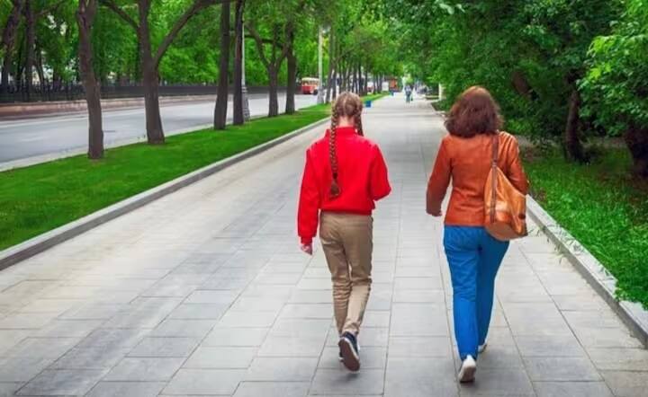 image 6હવે તમે વિચારતા હશો કે રિવર્સ વૉકિંગના ફાયદા શું છે, તો ચાલો તમને જણાવીએ કે રિવર્સ વૉકિંગનો સૌથી મોટો ફાયદો એ છે કે તેનાથી તમારી એકાગ્રતા વધે છે અને તમારું માનસિક સ્વાસ્થ્ય પણ સારું રહે છે.