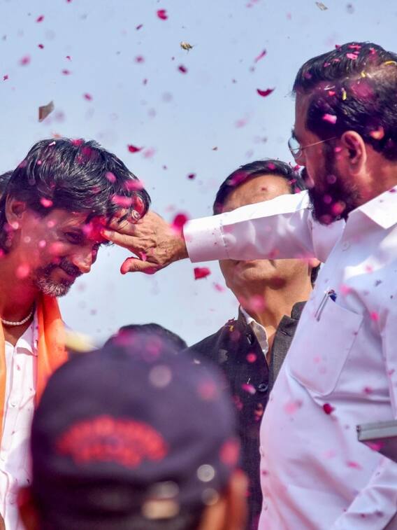 सीएम शिंदे की मौजूदगी में मनोज जरांगे ने खत्म किया अनशन