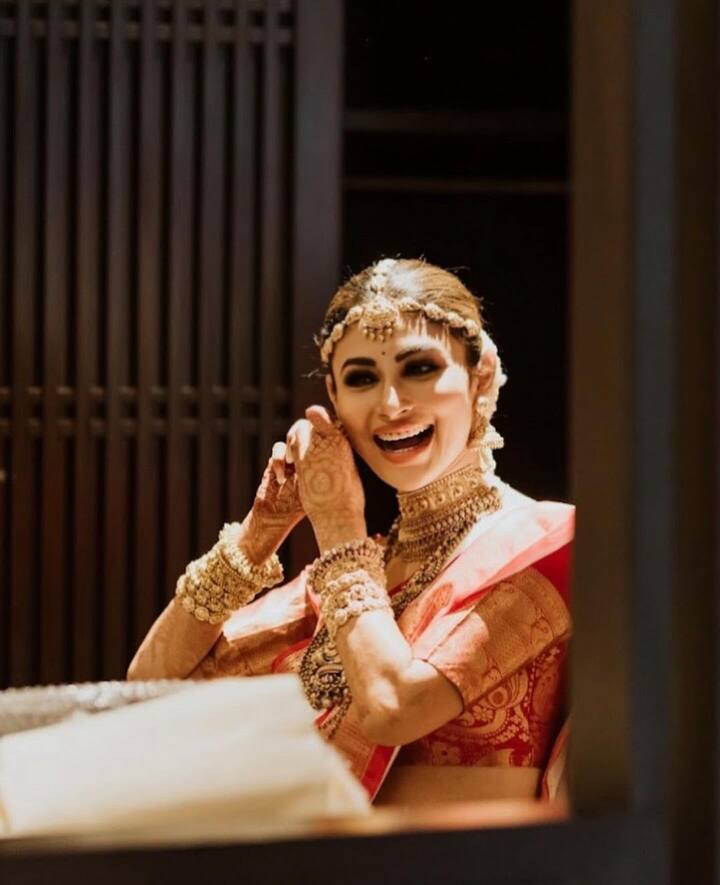 मौनी की लोकप्रियता टीवी शो नागिन से हुई है. टीवी पर काफी शोहरत हासिल करने के बाद एक्ट्रेस ने बॉलीवुड में अपनी किस्मत आजमाई. उन्होंने अक्षय कुमार के साथ 2018 पीरियड स्पोर्ट्स ड्रामा, गोल्ड के साथ हिंदी फिल्मों में कदम रखा. इसके बाद अयान मुखर्जी की ब्रह्मास्त्र पार्ट 1: शिवा में भी एक्ट्रेस को काफी पसंद किया गया.