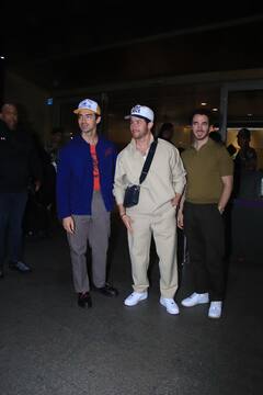 Bollywood News jonas brothers : जोनास ब्रदर्स मुंबई विमानतळावर स्पॅाट