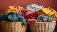 Clothes Washing Hacks: पहली धुलाई में निकल जाता है कपड़े का रंग तो अपनाएं ये खास हैक