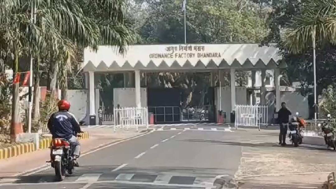 Bhandara News bhandara Ordnance Factory massive explosion one worker died maharashtra marathi news Bhandara News : मोठी बातमी! भंडारा ऑर्डनन्स फॅक्टरीत मोठा स्फोट; महिन्याभरातील दुसरी घटना