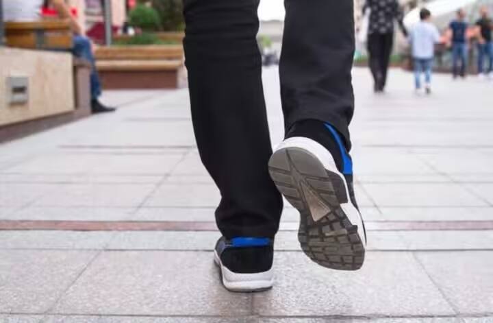 રિવર્સ વૉકિંગ એટલે ઊંધું ચાલવું, નિષ્ણાતોના મતે સાદું વૉકિંગ કરતાં રિવર્સ વૉકિંગ વધુ ફાયદાકારક છે. જો તમે દરરોજ માત્ર 15 મિનિટ રિવર્સ વૉકિંગ કરશો તો તમારા શરીરમાં ઘણા ફેરફારો દેખાવા લાગશે.