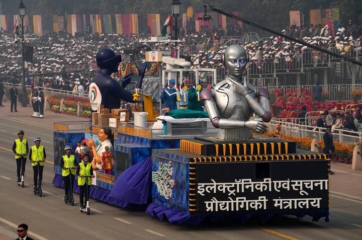 कर्तव्य पथ पर अलग-अलग राज्यों और मंत्रालयों की झांकियां सिर्फ देखनेे के लिए नहीं होतीं, बल्कि इन झांकियों को सुंदर से सुंदर इसलिए भी बनाया जाता है ताकि उन्हें मिलने वाला बेस्ट अवॉर्ड अपने नाम किया जा सके.