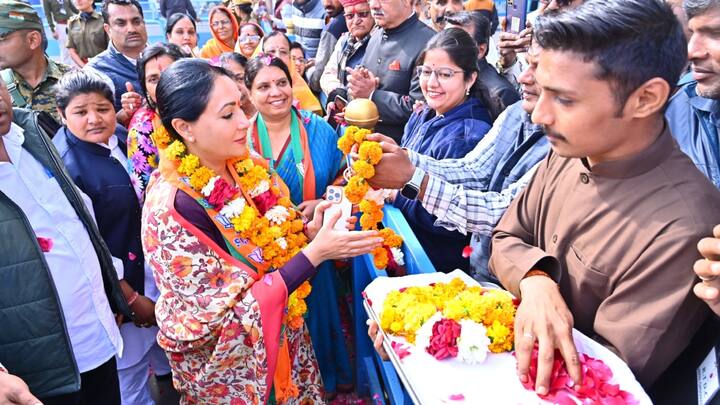 राजस्थान सरकार में उपमुख्यमंत्री दीया कुमारी एक दिन के दौरे पर जोधपुर पहुंचीं. एयरपोर्ट पर बड़ी संख्या में बीजेपी पदाधिकारी और कार्यकर्ताओं ने स्वागत किया. उपमुख्यमंत्री दीया कुमारी जोधपुर एयरपोर्ट से सीधे सर्किट हाउस पहुंची, जहां उन्होंने मीडिया से बातचीत की. डिप्टी सीएम दीया कुमारी ने कहा कि प्रदेश में बीजेपी की सरकार बनते ही मुख्यमंत्री भजनलाल शर्मा ने सख्त आदेश दिये हैं, जिस पर लगातार कार्रवाई की जा रही है.