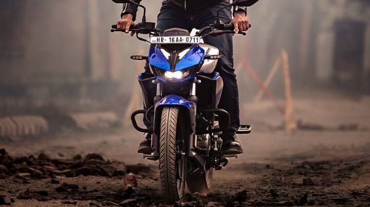 अगर पावरट्रेन की बात करें तो यह एक एयर-कूल्ड 125cc, सिंगल-सिलेंडर इंजन से लैस है, जो 8,000rpm पर 11.5hp की पॉवर जेनरेट करता है. एक 125 cc बाइक के लिए, यह पॉवर आऊटपुट अच्छा कहा जा सकता है और 125S पल्सर, जो कि इसकी मुख्य कंप्टीटर है, के साथ पॉवर के मामले यह कुछ पीछे है. इसमें 66kmpl की फ्यूल एफिशिएंसी का दावा किया गया है. यह 0-60 किमी/घंटा की रफ्तार 5.9 सेकंड में पकड़ सकती है, जबकि इसमें i3S आइडल स्टॉप स्टार्ट सिस्टम भी मिलता है.