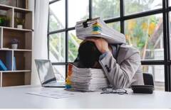 Health Tips: તમને મેન્ટલી બિમાર કરી શકે છે વર્કપ્લેસ એન્ઝાયટી, છૂટકારો મેળવવા સમય પહેલા અપનાવો આ ટિપ્સ.....