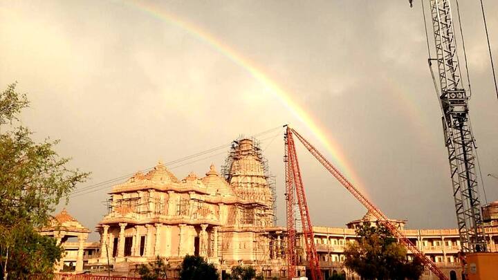 ॐ के आकृति में बने इस शिव मंदिर में प्राण प्रतिष्ठा का दिन और तारीख तय कर दी गई है. यह कार्यक्रम 10 फरवरी से 19 फरवरी 2024 तक चलेगा. 19 फरवरी को इस भव्य मंदिर में शिव जी की प्राण प्रतिष्ठा होगी. जाडन आश्रम के ॐ आकृति मंदिर के स्वामी महेश्वरानंद महाराज का दावा है कि यह पूरे भूमंडल पर ॐ आकृति का पहला मंदिर है.
