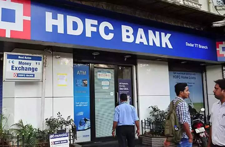 HDFC बँक  ही देशातील सर्वात मोठी खासगी बँक आहे. वैयक्तिक कर्जावर बँकेकडून 10.5 ते 24 टक्के व्याज आकारले जाते.
