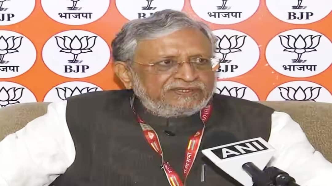 Bjp Leader Sushil Kumar Modi attacks Lalu Yadav and Tejashwi Yadav in land for job case Sushil Modi: 'नौकरी के बदले जमीन घोटाले' में सुशील मोदी ने लालू यादव से मांगा जवाब, सियासी हलचल के बीच पूछे कई सवाल